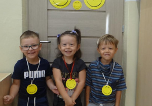 Dzieci z medalami Uśmiechu